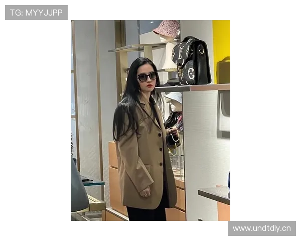 余依婷居然穿着运动服偷偷逛奢侈品店？这反差也太大了吧！