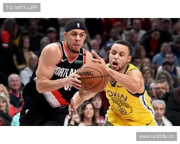 斯蒂芬·库里在便利店掏现金付账的样子，像个慌张的邻居爸，反差笑死我