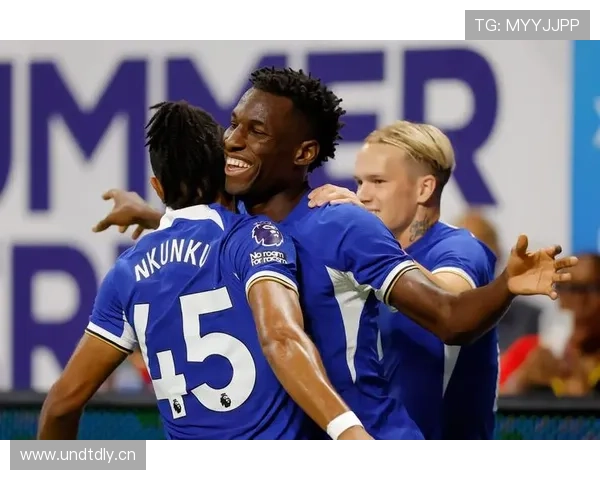 切尔西中场人多却功能重叠，阵容臃肿拖累全队节奏与攻防转换效率